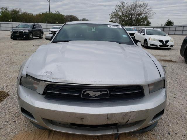 1ZVBP8AM0C5232137 - 2012 FORD MUSTANG SILVER photo 5