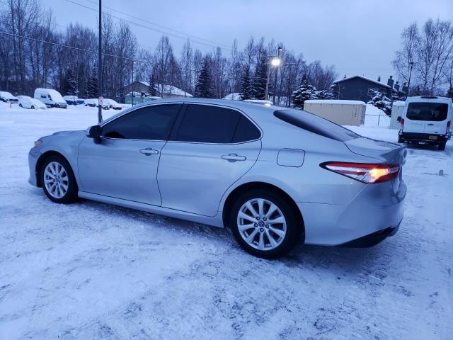 4T1B11HKXJU642118 - 2018 TOYOTA CAMRY L SILVER photo 2