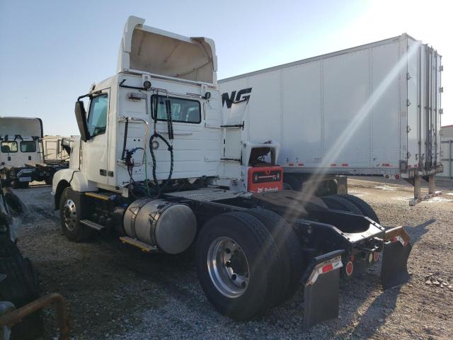 4V4N39EH8HN977907 - 2017 VOLVO VN VNL WHITE photo 3