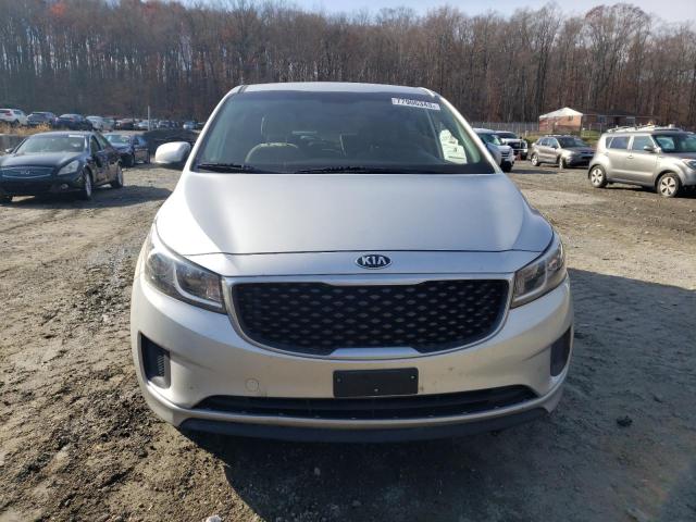 KNDMB5C14H6242375 - 2017 KIA SEDONA LX SILVER photo 5