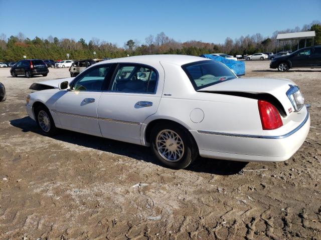 1LNFM82W1XY607109 - 1999 LINCOLN TOWN CAR SIGNATURE WHITE photo 2