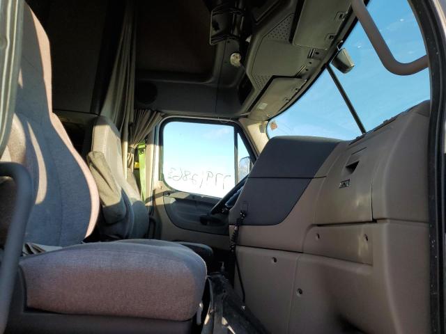 3AKJGLDR6GSGZ2185 - 2016 FREIGHTLINER CASCADIA 1 WHITE photo 5