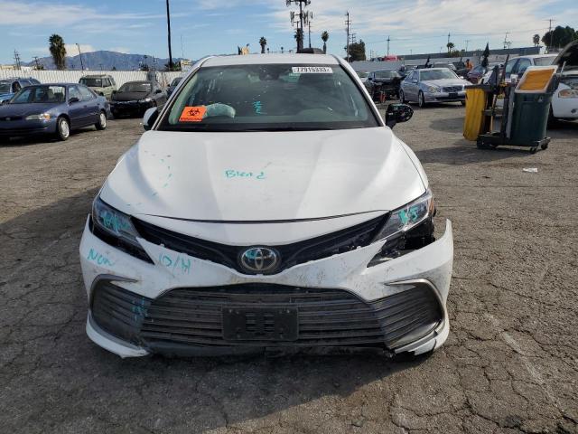 4T1C11AK5NU641057 - 2022 TOYOTA CAMRY LE WHITE photo 5