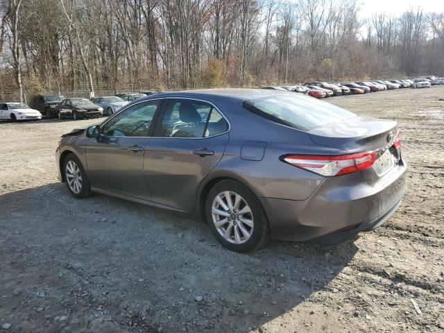 4T1B11HK1JU146088 - 2018 TOYOTA CAMRY L GRAY photo 2