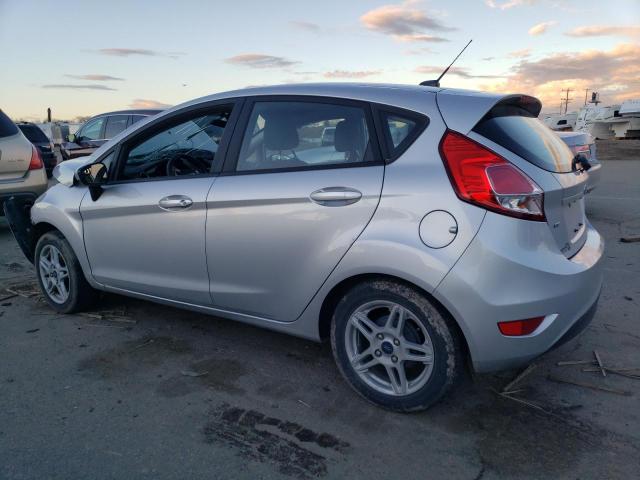 3FADP4EJ1JM135028 - 2018 FORD FIESTA SE SILVER photo 2