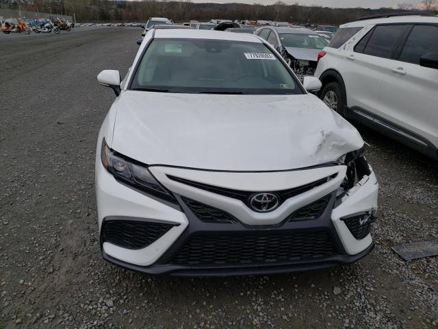 4T1G11AK7PU764718 - 2023 TOYOTA CAMRY SE NIGHT SHADE WHITE photo 5