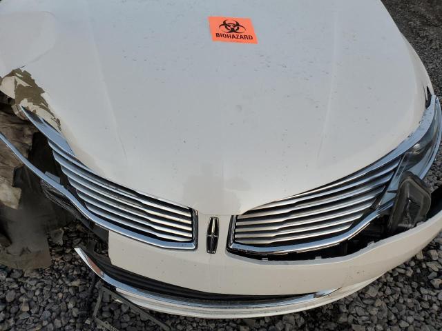 3LN6L2JKXGR624701 - 2016 LINCOLN MKZ WHITE photo 11