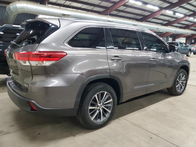 5TDKZRFH1JS538933 - 2018 TOYOTA HIGHLANDER SE GRAY photo 3