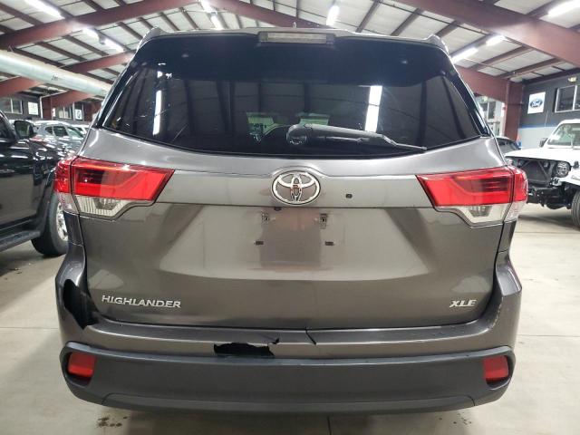 5TDKZRFH1JS538933 - 2018 TOYOTA HIGHLANDER SE GRAY photo 6