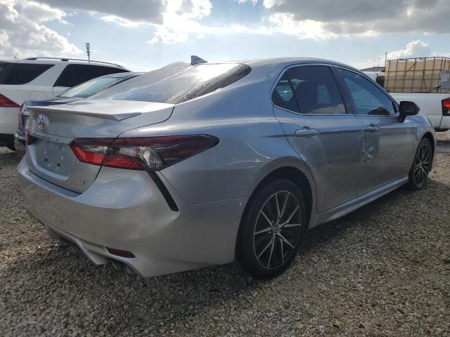 4T1G11AK3PU758446 - 2023 TOYOTA CAMRY SE NIGHT SHADE SILVER photo 3