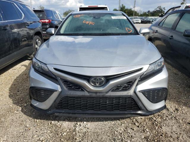 4T1G11AK3PU758446 - 2023 TOYOTA CAMRY SE NIGHT SHADE SILVER photo 5