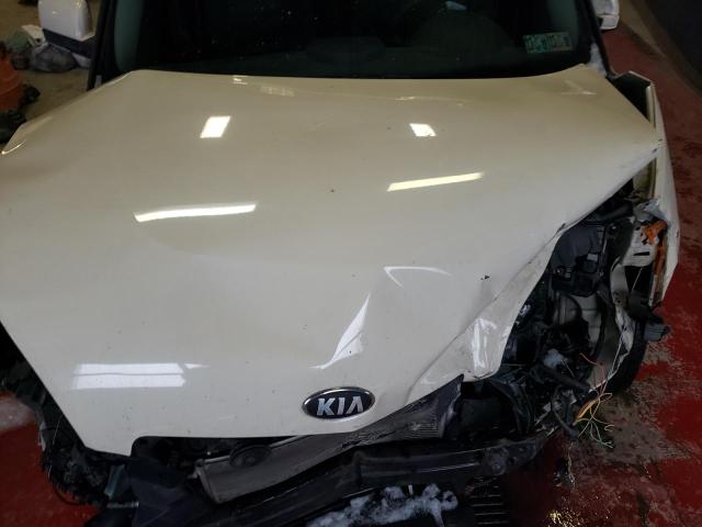 KNDJT2A53D7533944 - 2013 KIA SOUL WHITE photo 12