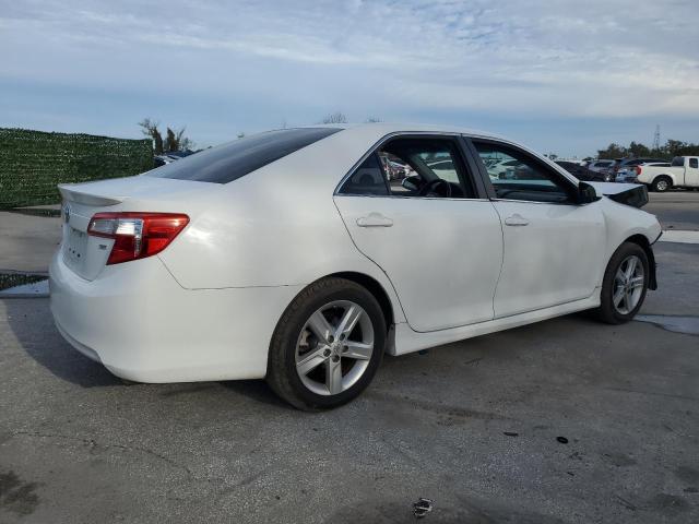 4T1BF1FK0EU393094 - 2014 TOYOTA CAMRY L WHITE photo 3