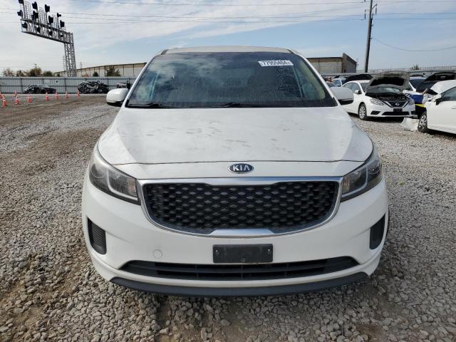 KNDMB5C1XG6173903 - 2016 KIA SEDONA LX WHITE photo 5