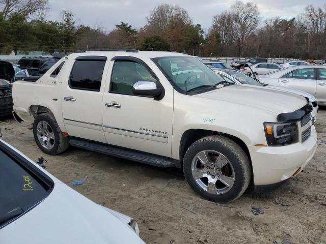 3GNVKGE01AG280226 - 2010 CHEVROLET AVALANCHE LTZ WHITE photo 4