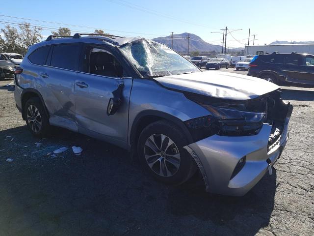 5TDGZRAH4NS095776 - 2022 TOYOTA HIGHLANDER XLE SILVER photo 4