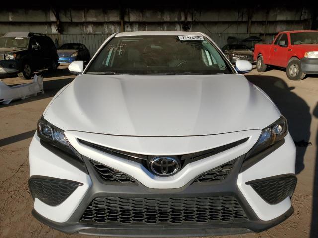 4T1G11AK2NU692243 - 2022 TOYOTA CAMRY SE WHITE photo 5