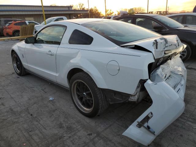 1ZVFT80N555113221 - 2005 FORD MUSTANG WHITE photo 2