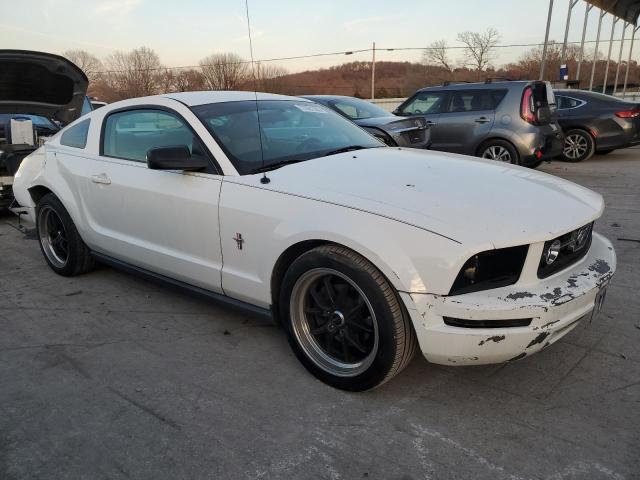 1ZVFT80N555113221 - 2005 FORD MUSTANG WHITE photo 4