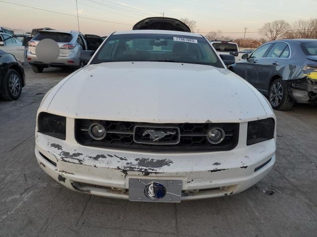 1ZVFT80N555113221 - 2005 FORD MUSTANG WHITE photo 5