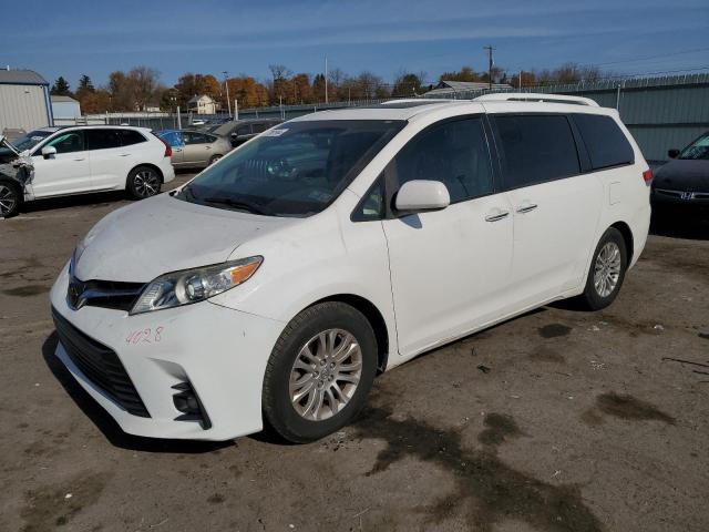 2011 TOYOTA SIENNA XLE, 