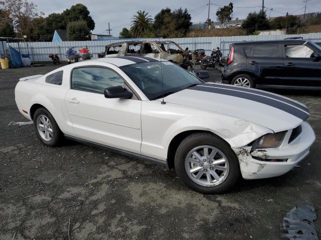 1ZVHT80N385108273 - 2008 FORD MUSTANG WHITE photo 4