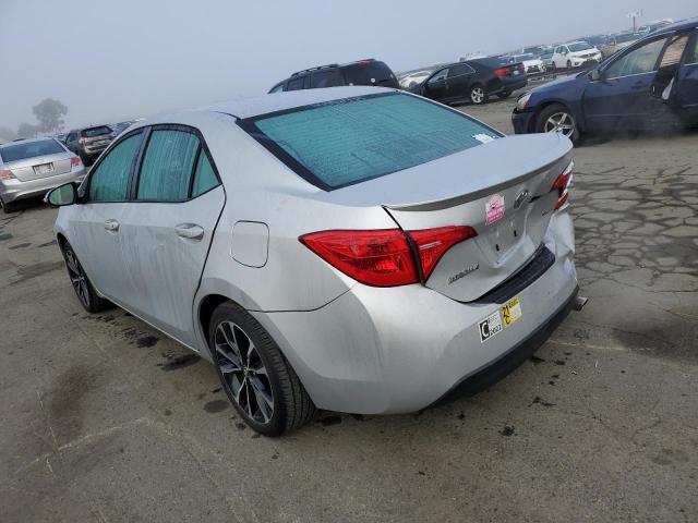 2T1BURHE7JC001851 - 2018 TOYOTA COROLLA L SILVER photo 2