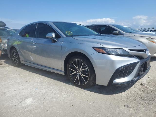 4T1G11AK0RU880894 - 2024 TOYOTA CAMRY SE NIGHT SHADE SILVER photo 4