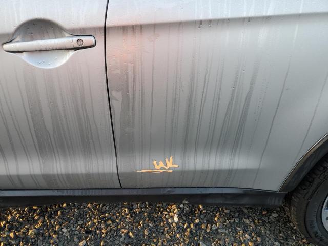 JA4APUAU3NU014753 - 2022 MITSUBISHI OUTLANDER ES فضي صورة 13