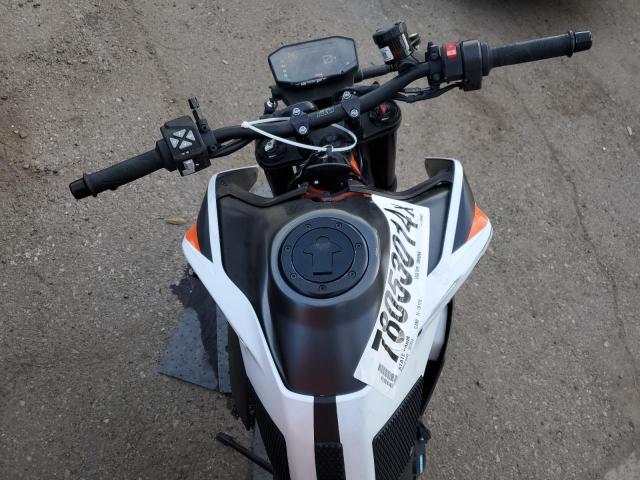 VBKTU9408MM808447 - 2021 KTM 890 DUKE R WHITE photo 6