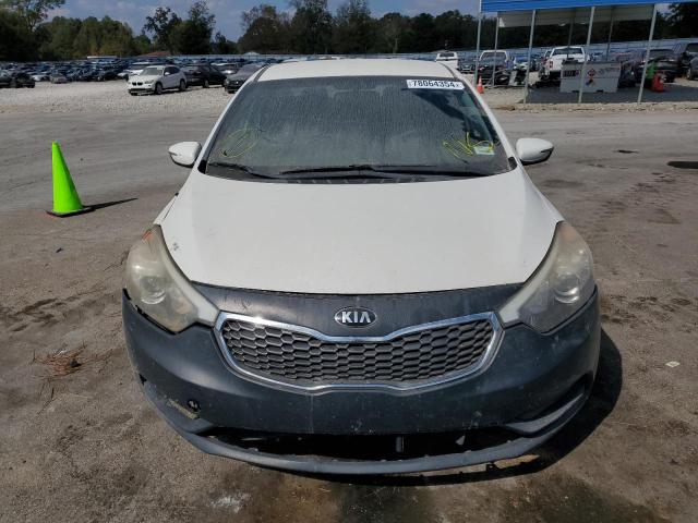 KNAFX4A6XG5583154 - 2016 KIA FORTE LX WHITE photo 5