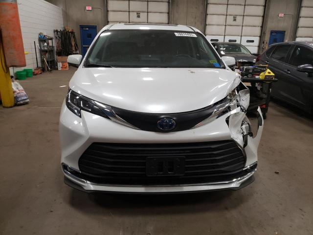 5TDYRKEC7NS076875 - 2022 TOYOTA SIENNA XLE WHITE photo 5