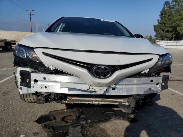 4T1T11AK8NU030858 - 2022 TOYOTA CAMRY SE WHITE photo 5