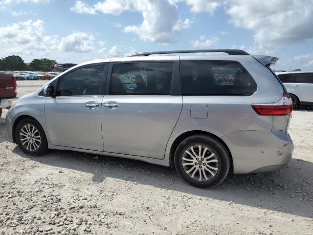 5TDYZ3DC4JS942775 - 2018 TOYOTA SIENNA XLE SILVER photo 2