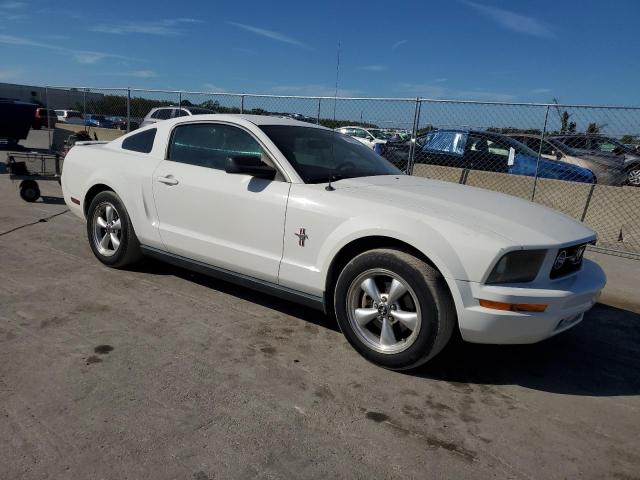 1ZVFT80N175222276 - 2007 FORD MUSTANG WHITE photo 4