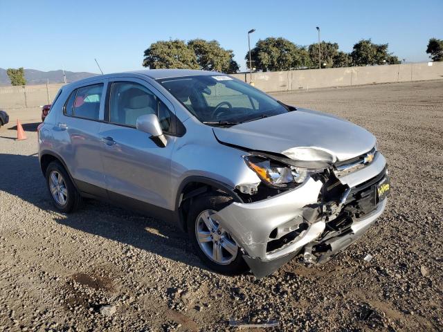 3GNCJNSB0JL368583 - 2018 CHEVROLET TRAX LS SILVER photo 4