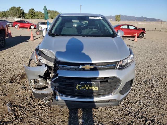 3GNCJNSB0JL368583 - 2018 CHEVROLET TRAX LS SILVER photo 5