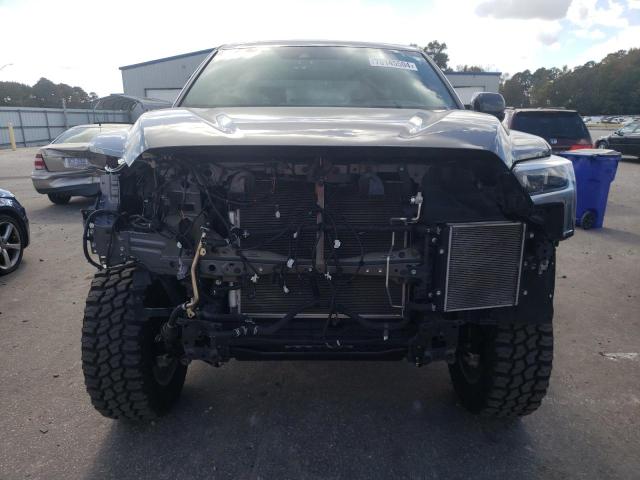 5TFMA5DBXPX075913 - 2023 TOYOTA TUNDRA CREWMAX PLATINUM 灰色 照片 5
