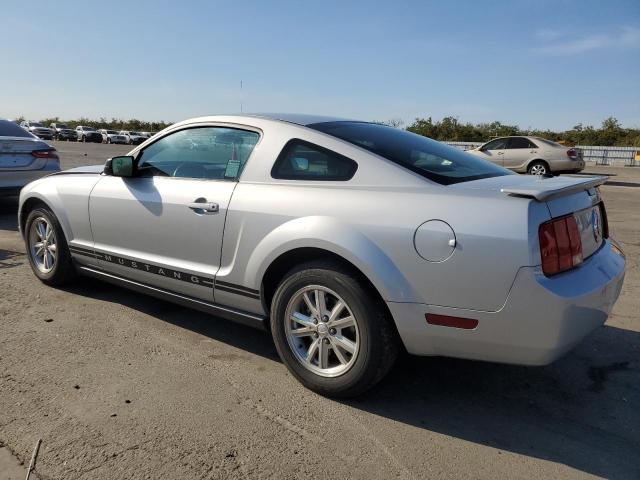 1ZVFT80NX75354372 - 2007 FORD MUSTANG SILVER photo 2
