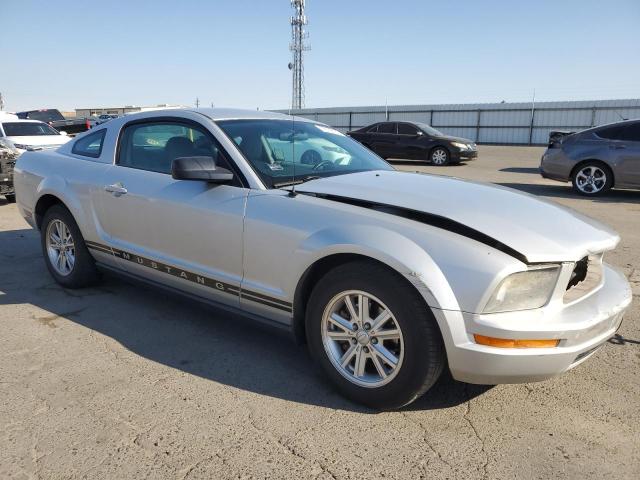 1ZVFT80NX75354372 - 2007 FORD MUSTANG SILVER photo 4