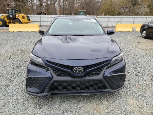 4T1G11AKXNU718457 - 2022 TOYOTA CAMRY SE BLUE photo 5