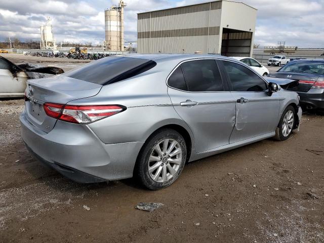 4T1B11HK9JU009111 - 2018 TOYOTA CAMRY L SILVER photo 3