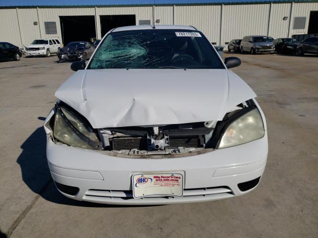 1FAHP34N27W281754 - 2007 FORD FOCUS ZX4 WHITE photo 5