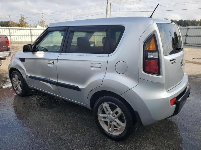 KNDJT2A26A7131028 - 2010 KIA SOUL + SILVER photo 2