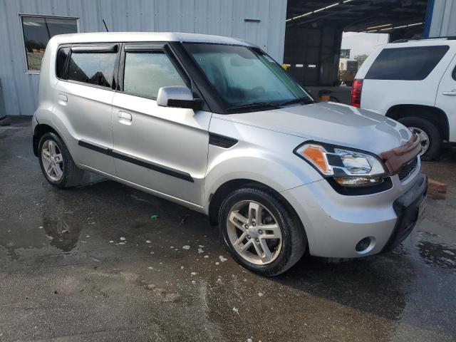 KNDJT2A26A7131028 - 2010 KIA SOUL + SILVER photo 4