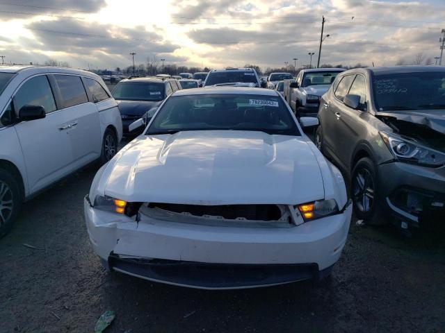 1ZVBP8CH3A5165420 - 2010 FORD MUSTANG GT WHITE photo 5