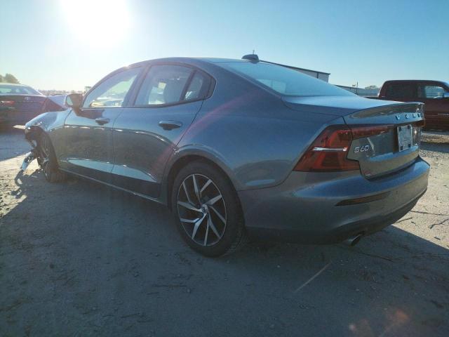 7JRA22TK1LG072216 - 2020 VOLVO S60 T6 MOMENTUM CHARCOAL photo 2