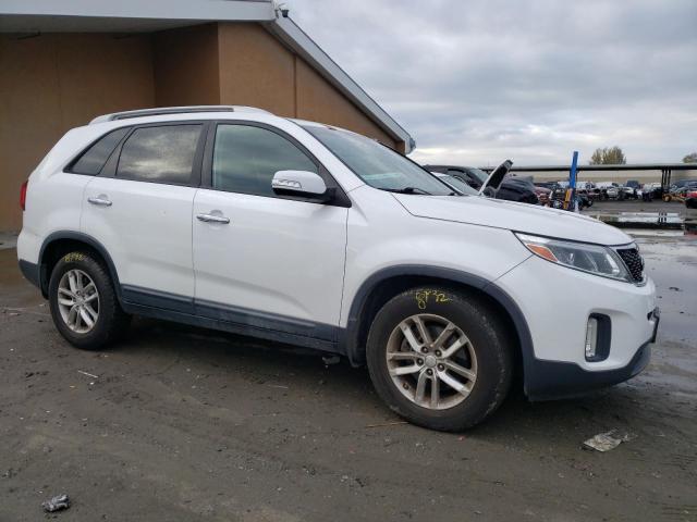 5XYKT4A62FG633550 - 2015 KIA SORENTO LX WHITE photo 4