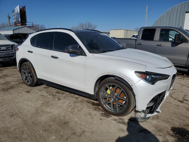 ZASFAKNN1J7B78006 - 2018 ALFA ROMEO STELVIO TI SPORT WHITE photo 4