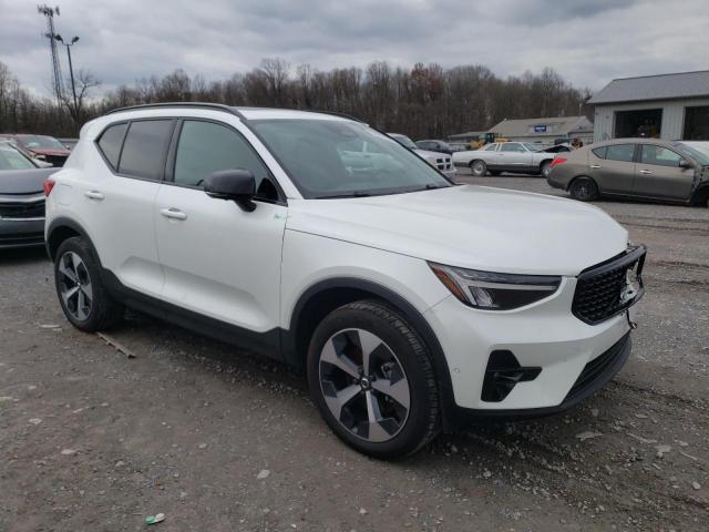 YV4L12UW0P2951007 - 2023 VOLVO XC40 PLUS WHITE photo 4